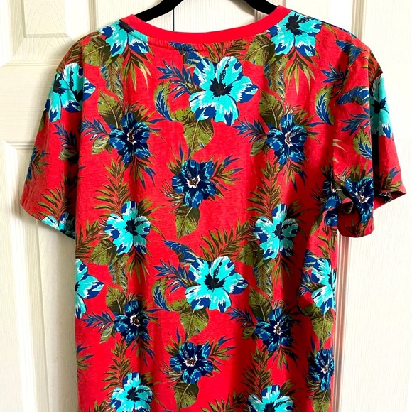 EPIC THREADS red shirt with blue florals🕺🏻 - Picture 1 of 5